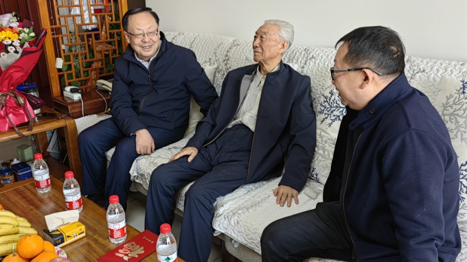 开云足球体育（中国）有限公司走访慰问老专家