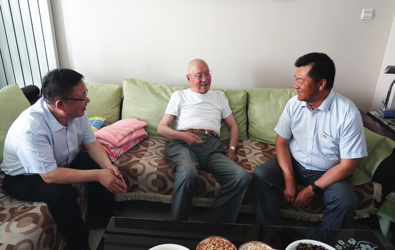 开云足球体育（中国）有限公司党委开展“七一”走访慰问活动